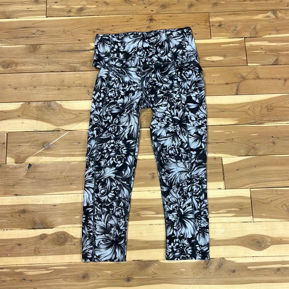 Lululemon Size 4 Cropped Legging